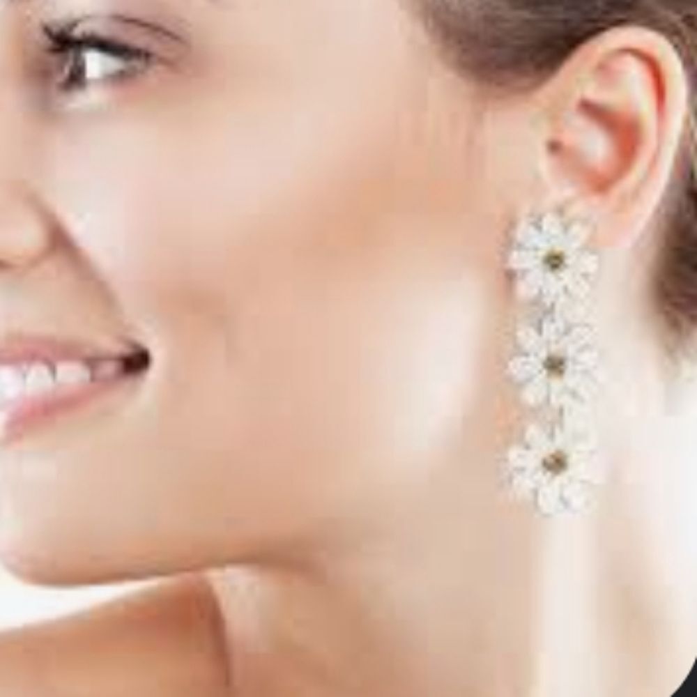 BRAND NEW DAISY FUENTES THREE LAYER FLOWER DROP EARRINGS